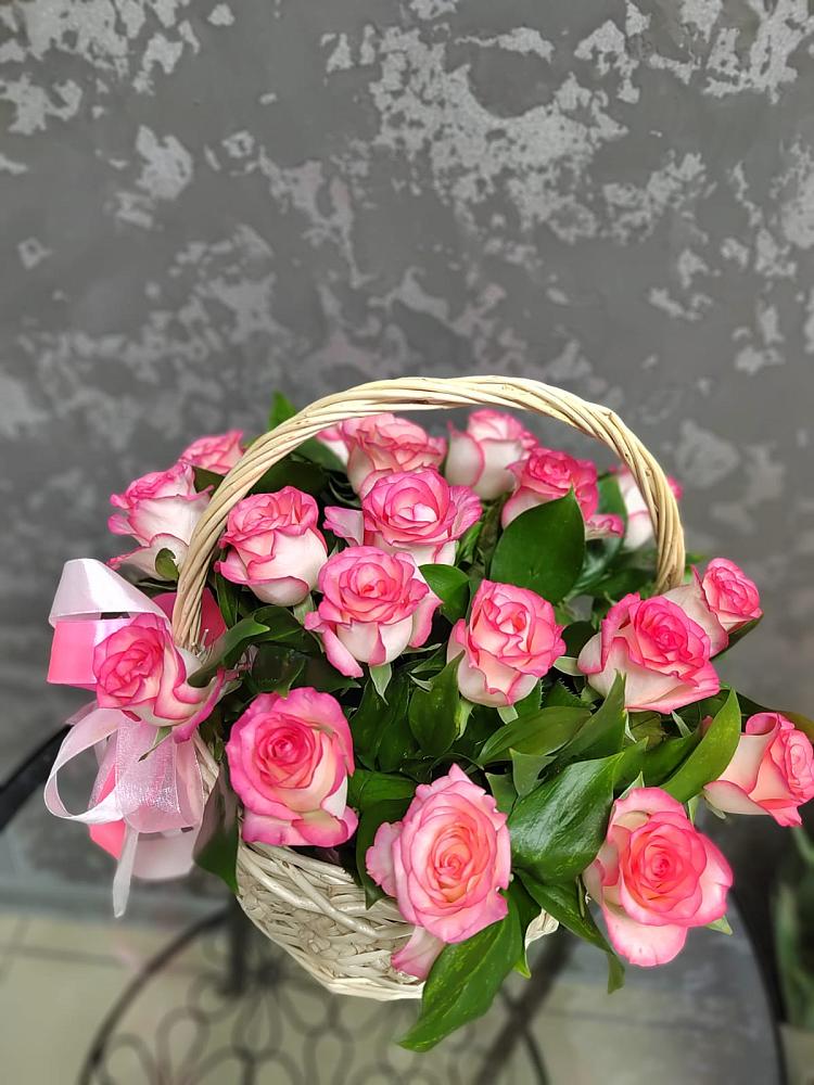 Цветочная композиция из Розы в корзине в Сунже Республики Ингушетия