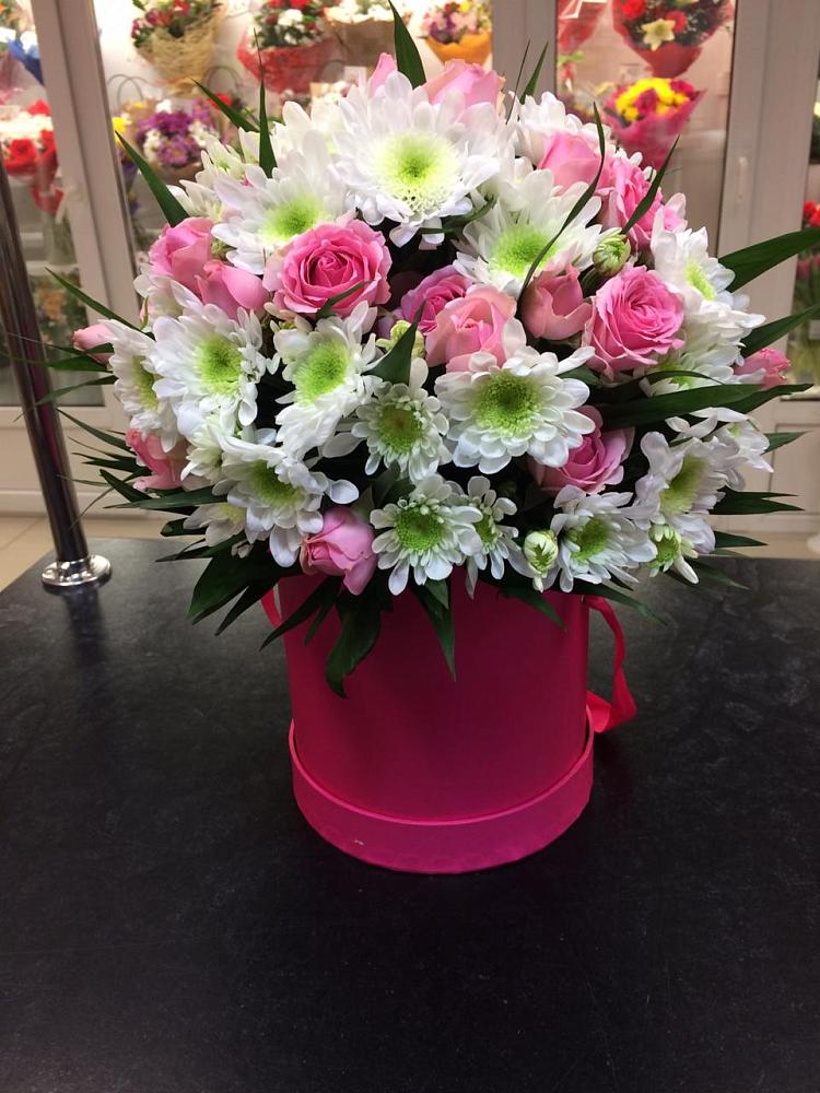 Цветочная композиция из Розы и Хризантемы в шляпной коробке в Сунже Республики Ингушетия