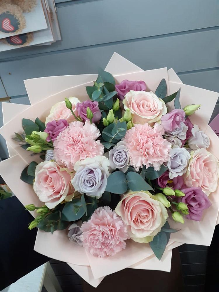 Букет цветов из: Розы, Гвоздики и Лизиантусы в Сунже Республики Ингушетия